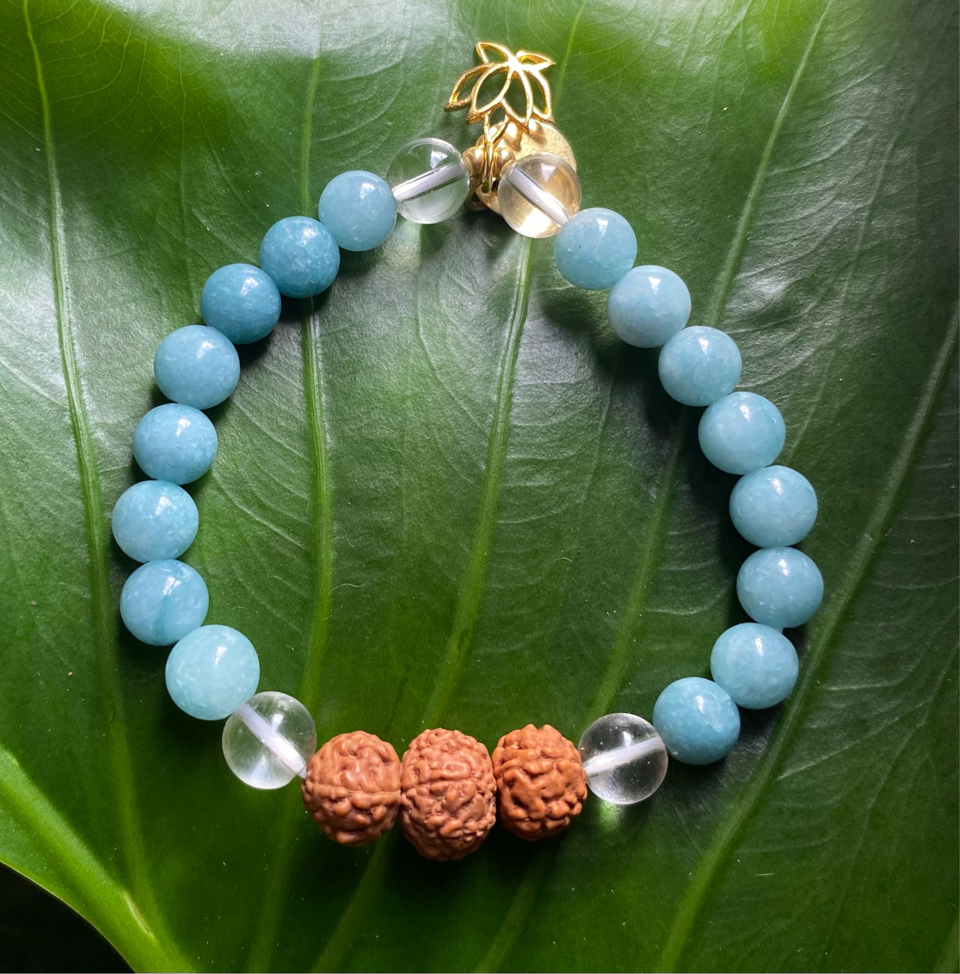 【山羊座・みずがめ座】アクアマリン＆水晶★ロータスチャーム付きブレスレット