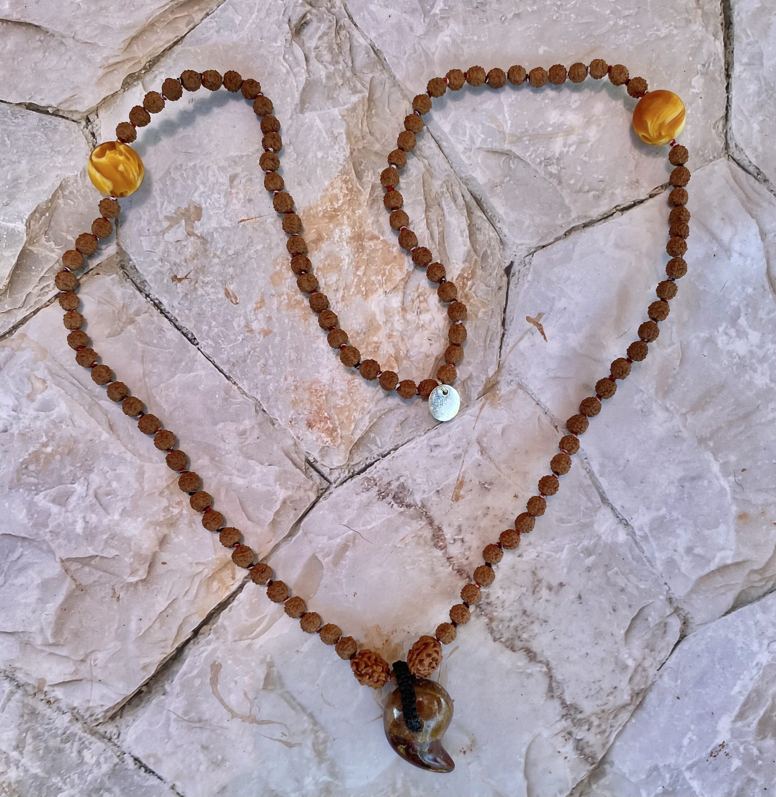 【プラキストーン勾玉】３面＆5面★アンバー(琥珀)★108粒マーラー