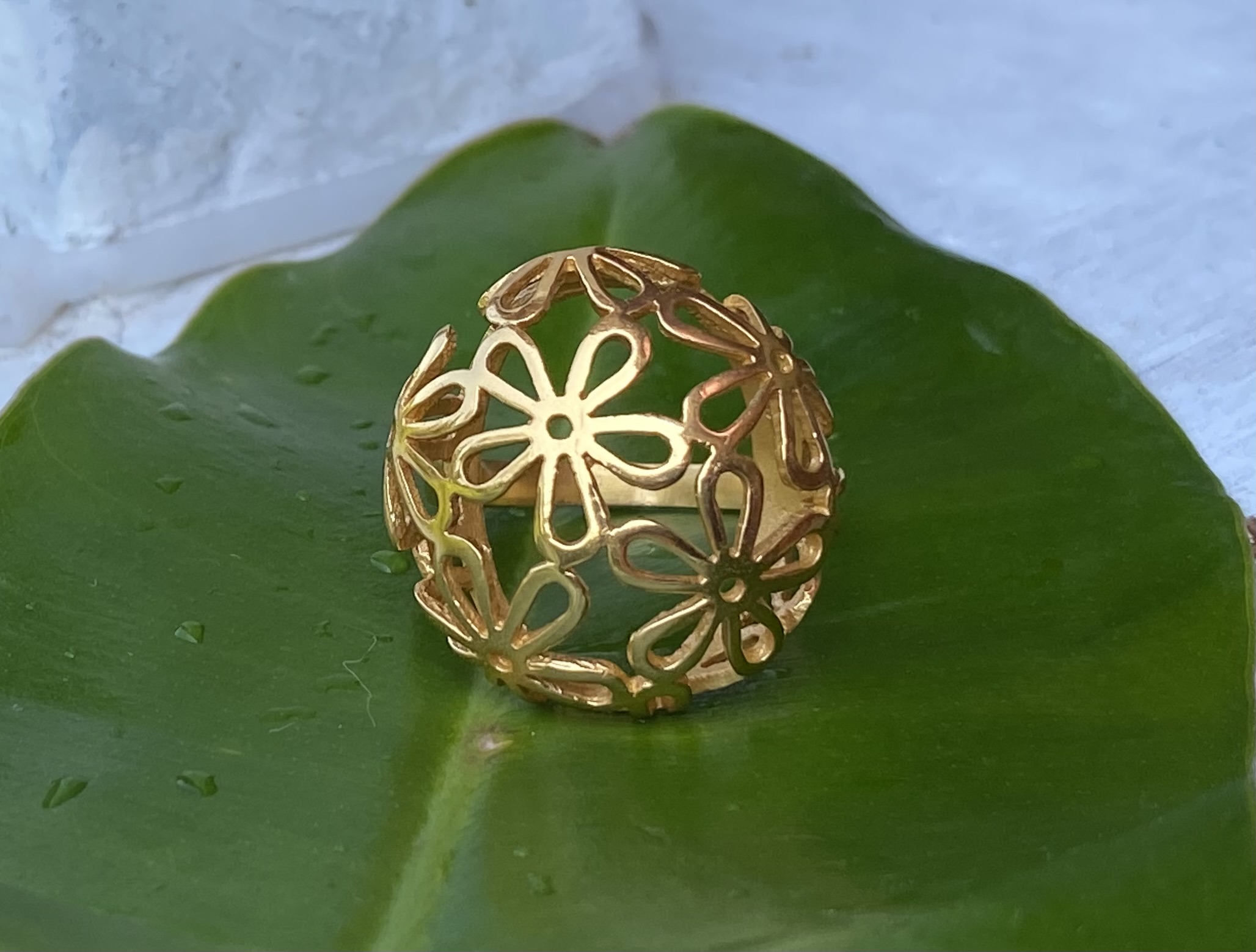 フラワーモチーフのリング（２２KGP）★約１８号