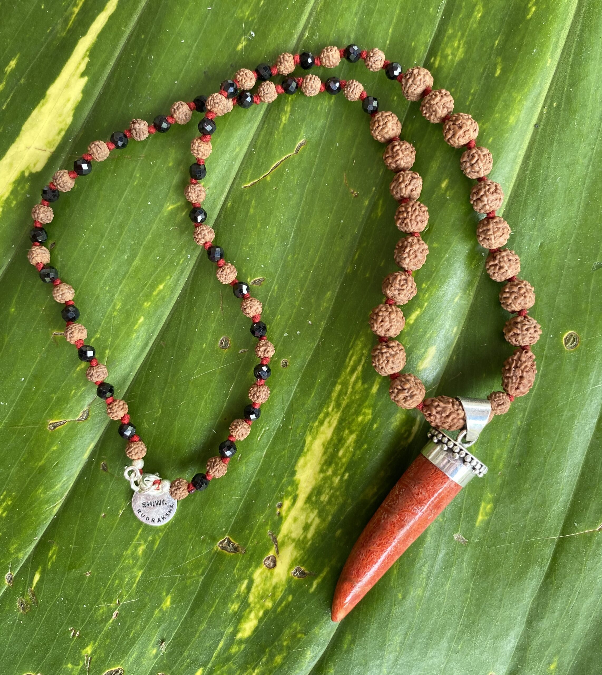 【インドネシア産赤珊瑚】３面＆5面★ブラックオニキス★ネックレス(５０ｃｍ)