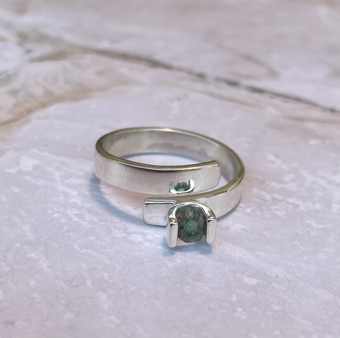 【コロンビア産トラピッチェエメラルド】シルバー９２５リング★約11号～15号