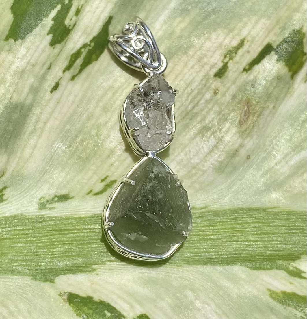 【ロシア産フェナカイト＆チェコ産モルダバイト】地上と宇宙★ペンダント(25-B)