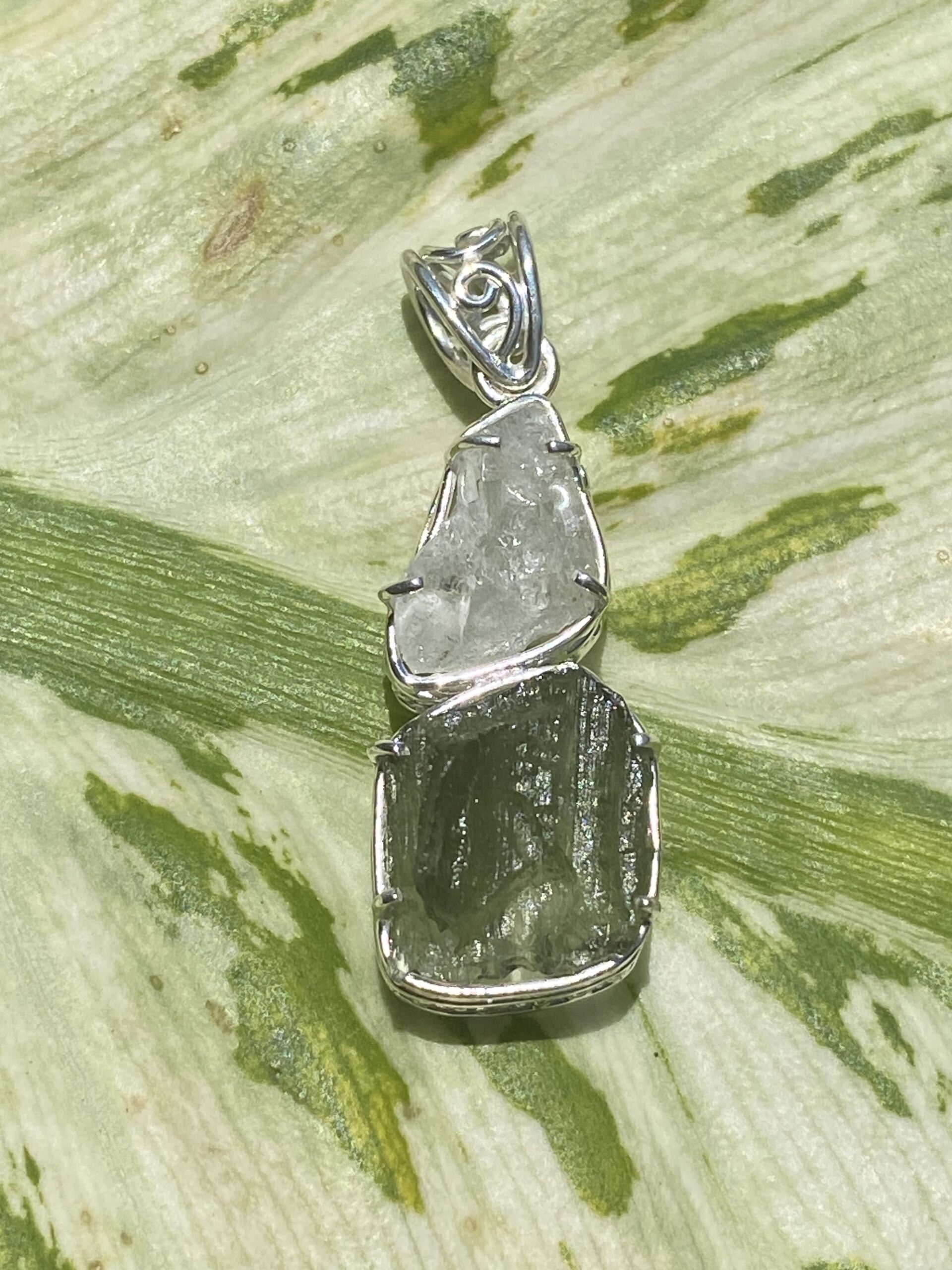 【ロシア産フェナカイト＆チェコ産モルダバイト】地上と宇宙★高波動ペンダント(25-A)