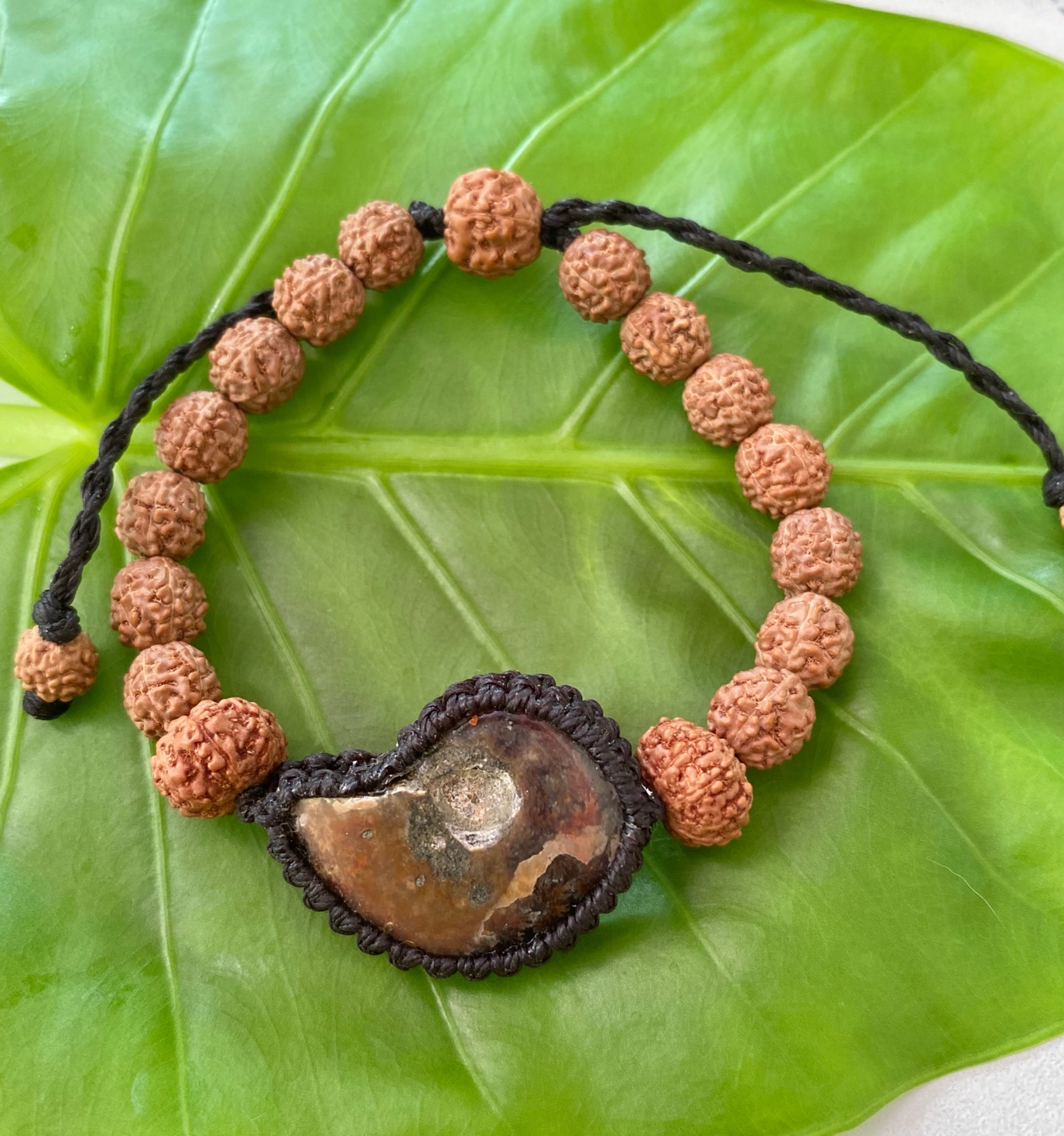 【アンモナイト化石】７面＆８面★マクラメブレスレット