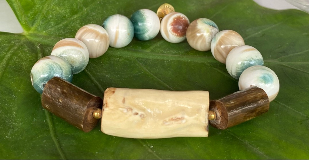 【グリーンケオン（夜光貝）】ホワイト＆グリーンウリ★ブレスレット