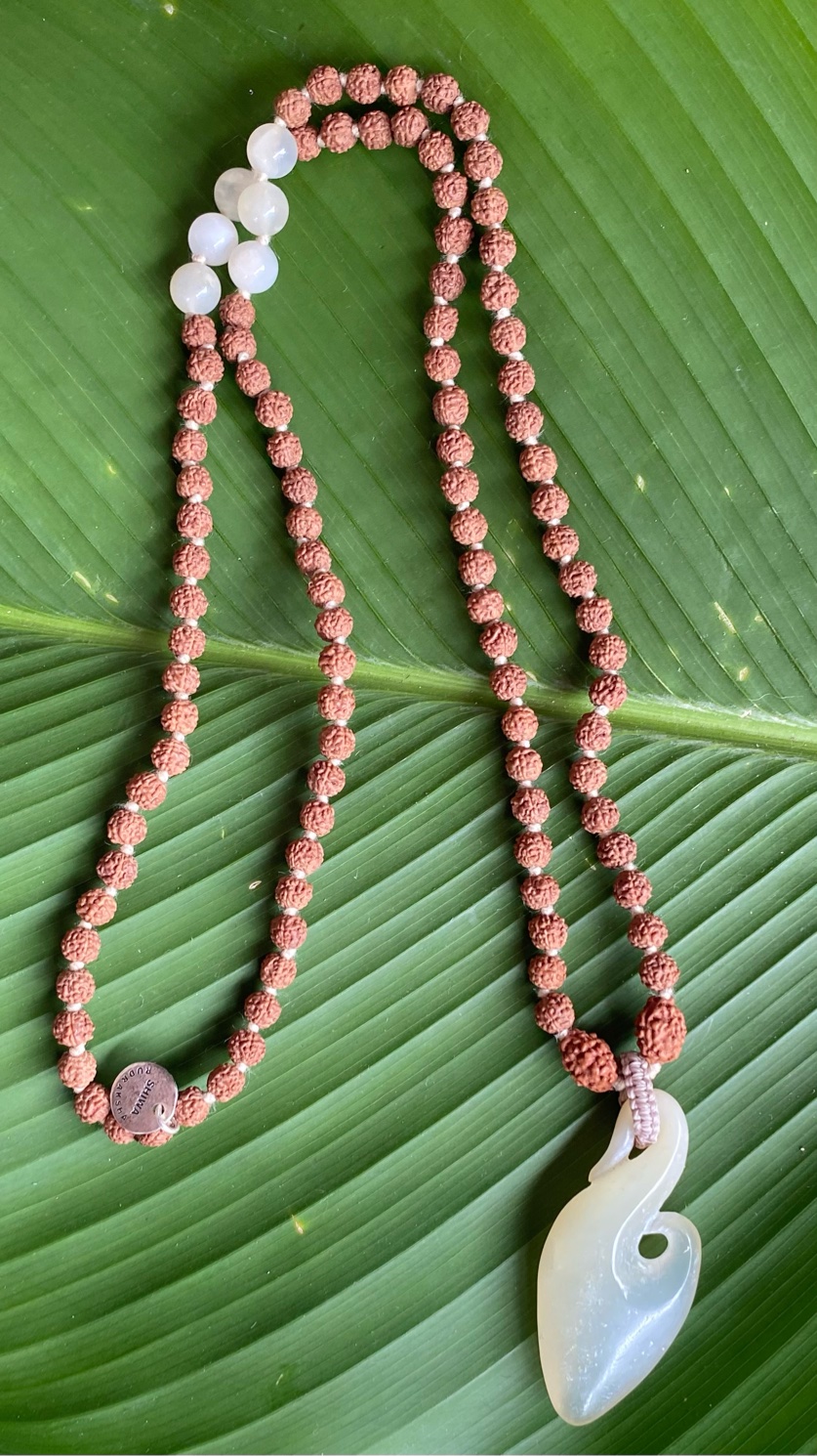 【アゲート（瑪瑙）★Hei Matau（フィッシュフック）】再生と生命★108粒マーラー