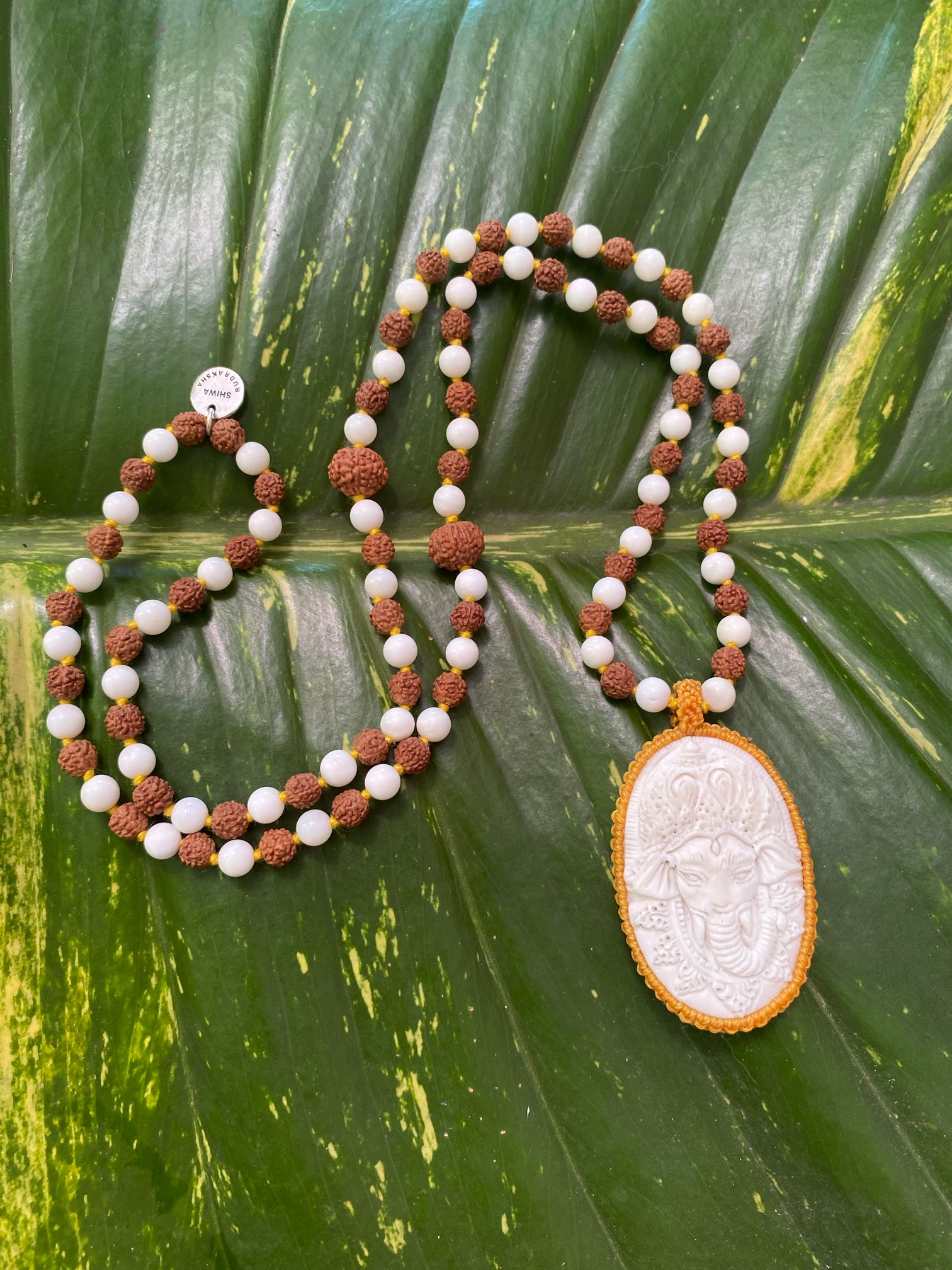 【野生の鹿の角】ガネーシャ彫刻★5面＆8面★１０８粒マーラー