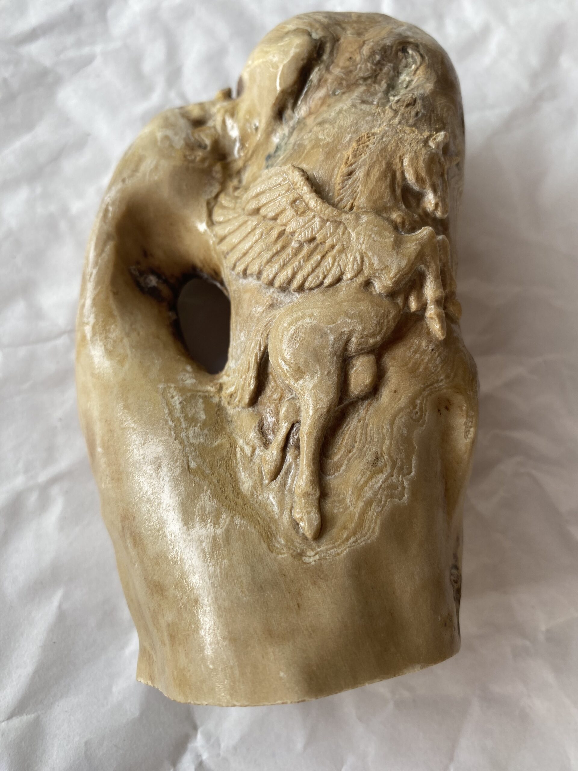 【ホワイトウリ（白珊瑚）】ユニコーン彫刻（２５ーA）