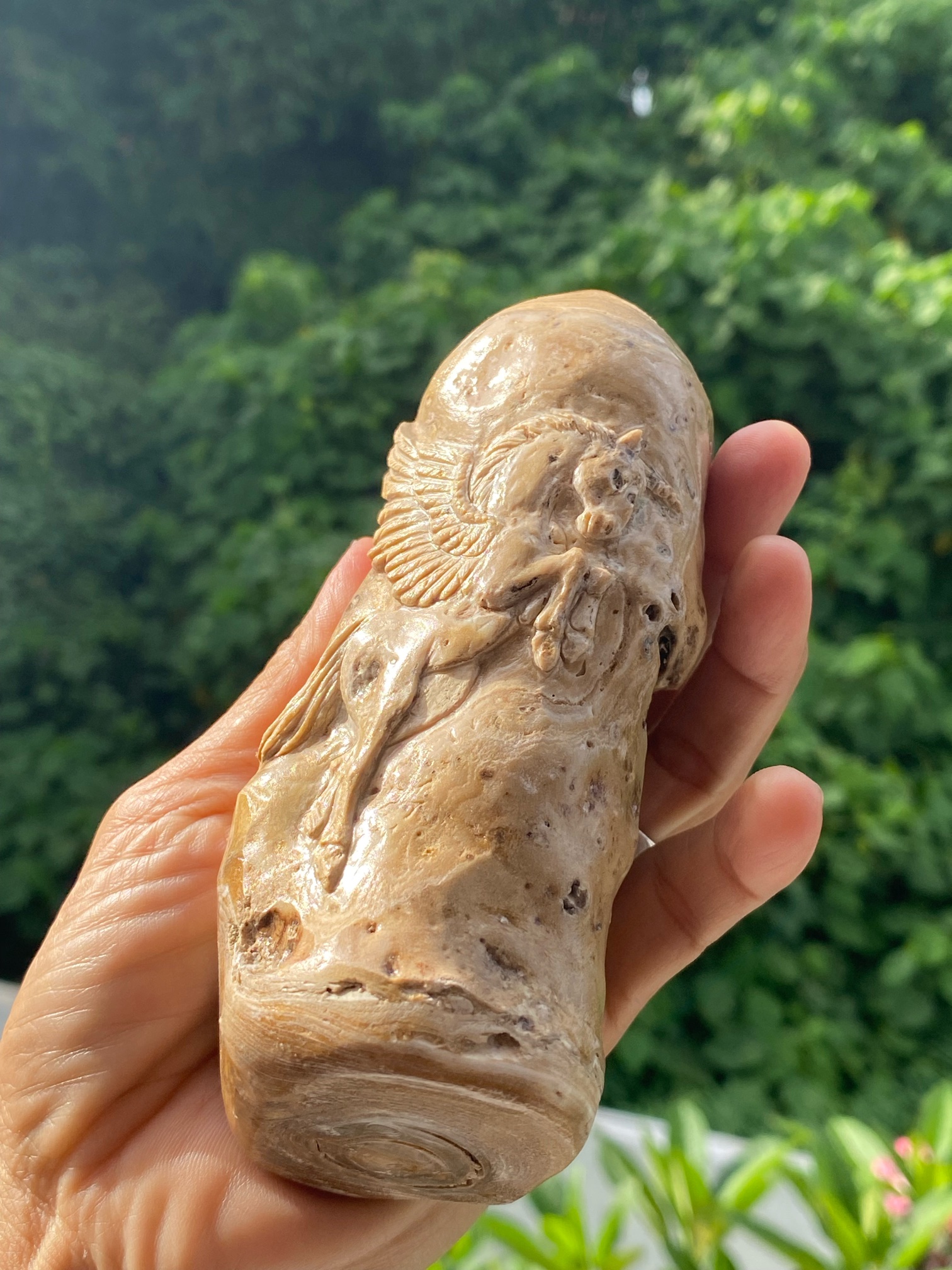 【ホワイトウリ（白珊瑚）】ユニコーン彫刻（２５ーB）