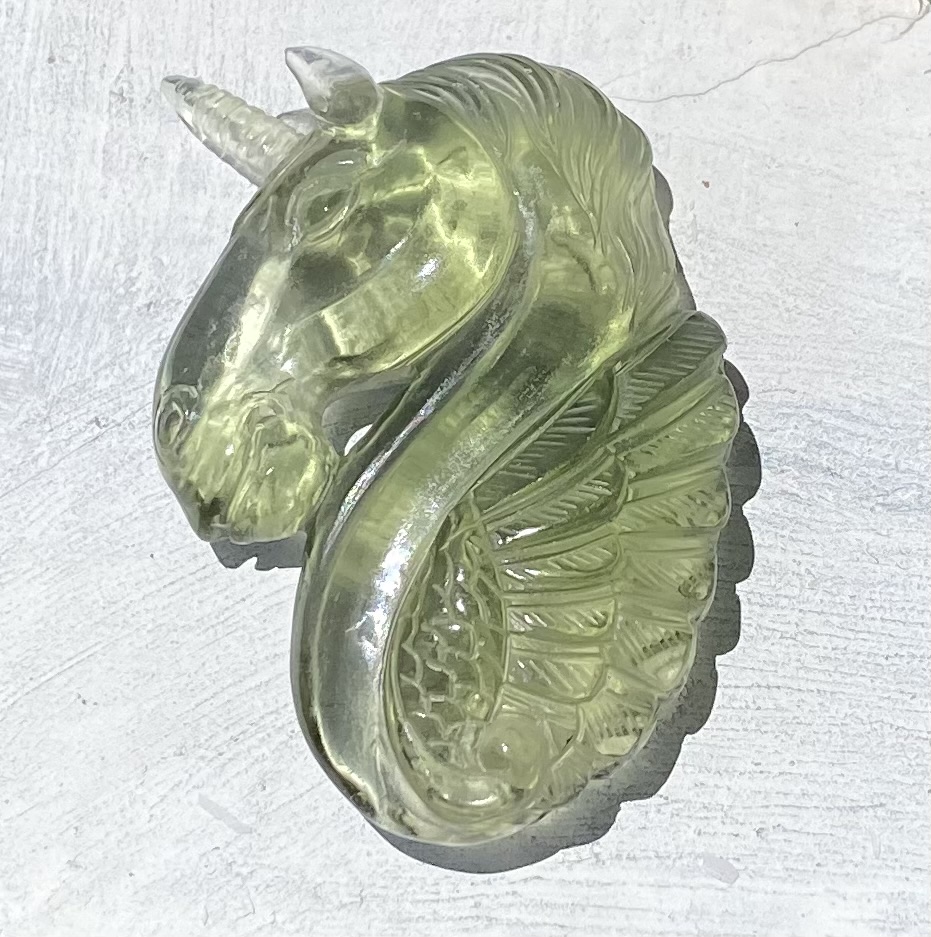 【ユニコーン】インドネシア産グリーンオプシディアン★彫刻ストーン