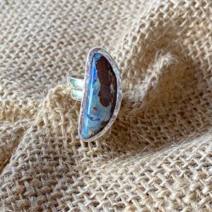 【オーストラリア産ボルダーオパール】槌目加工★シルバーリング（２６ーB）