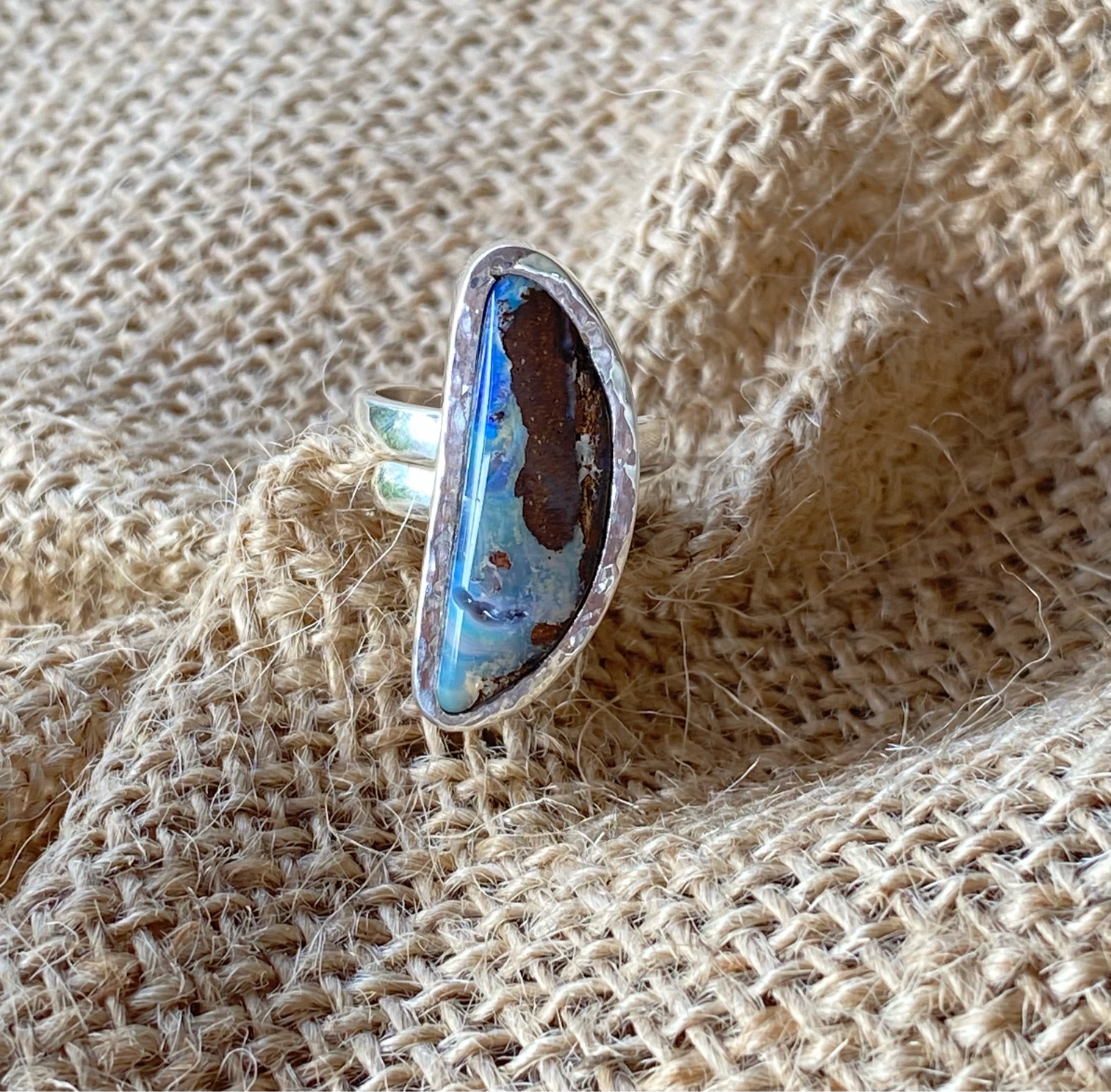 【オーストラリア産ボルダーオパール】槌目加工★シルバーリング（２６ーB）