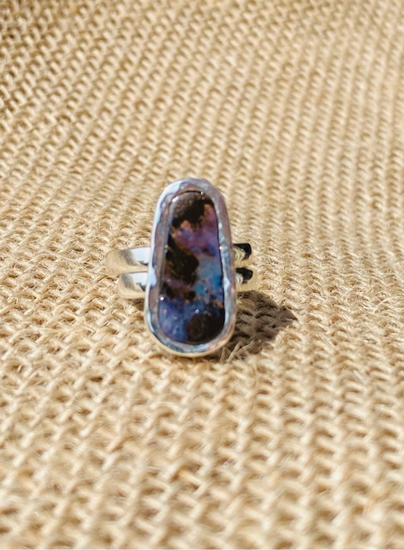 【オーストラリア産ボルダーオパール】槌目加工★シルバーリング（２６ーC）