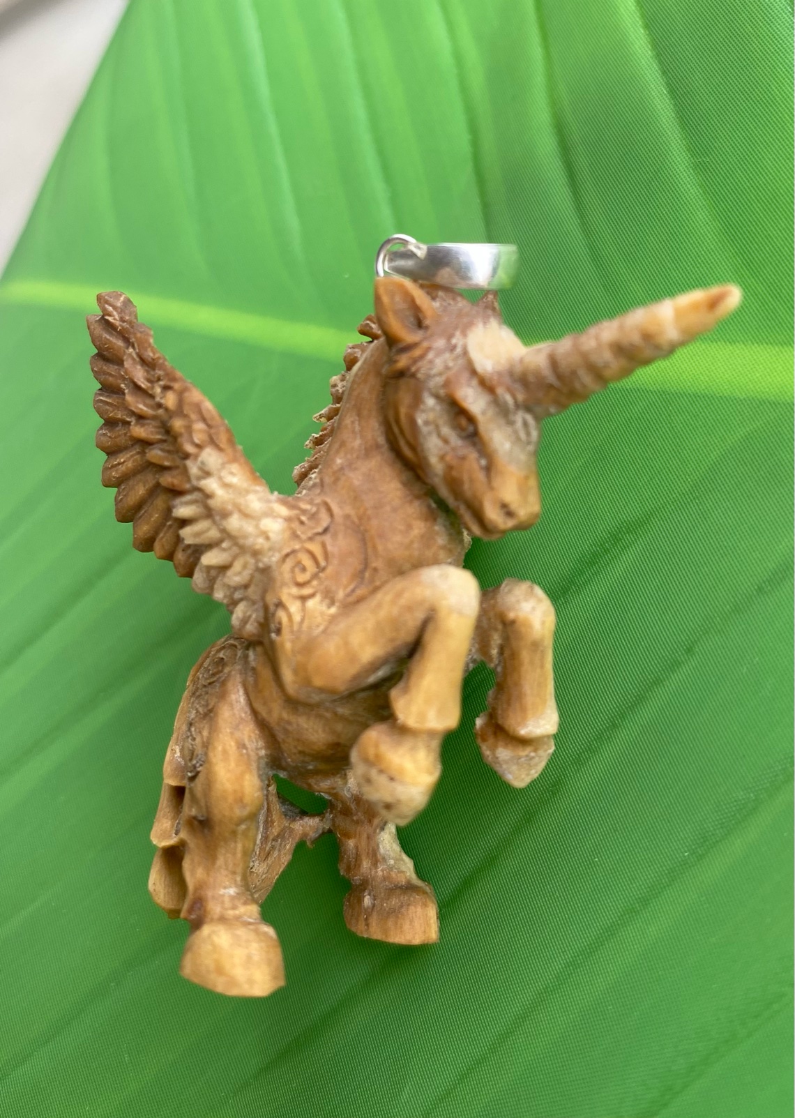 【インドネシア産ホワイトウリ】ユニコーン★ペンダント