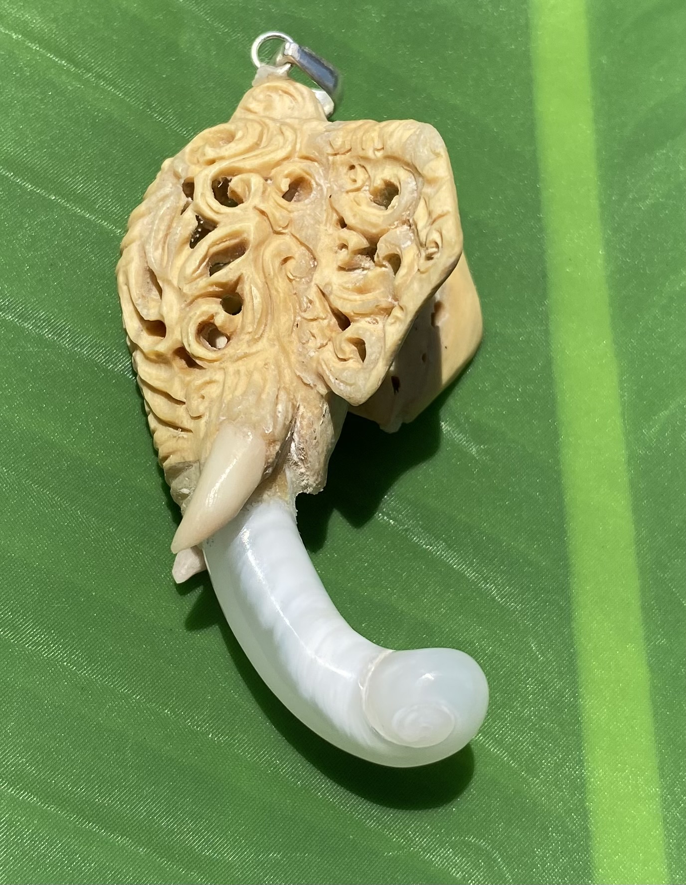 【ホワイトウリ】ガジャ（象）の横顔★ケオンペンダント（２６ーB）