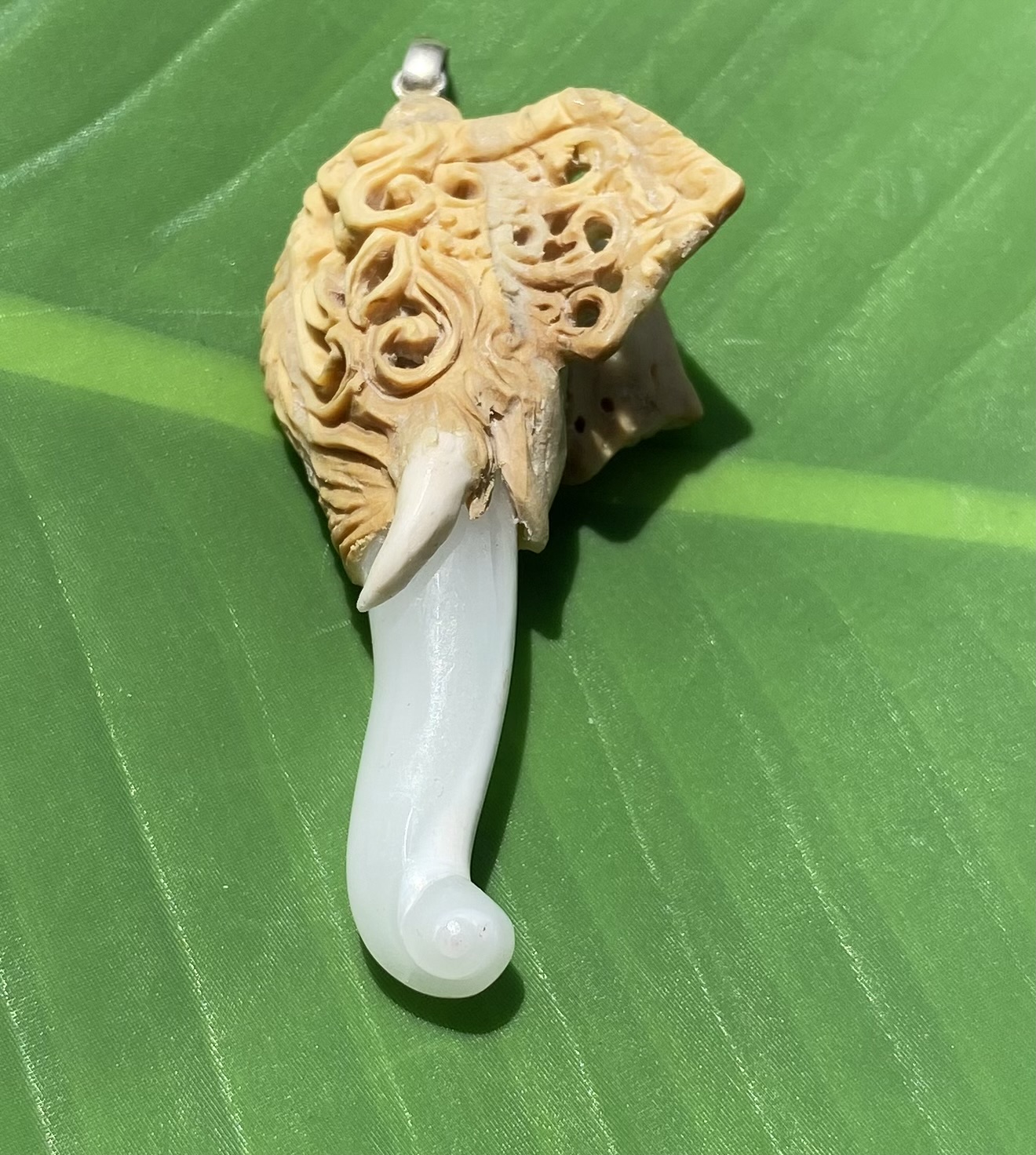 【ホワイトウリ】ガジャ（象）の横顔★ケオンペンダント（２６ーC）